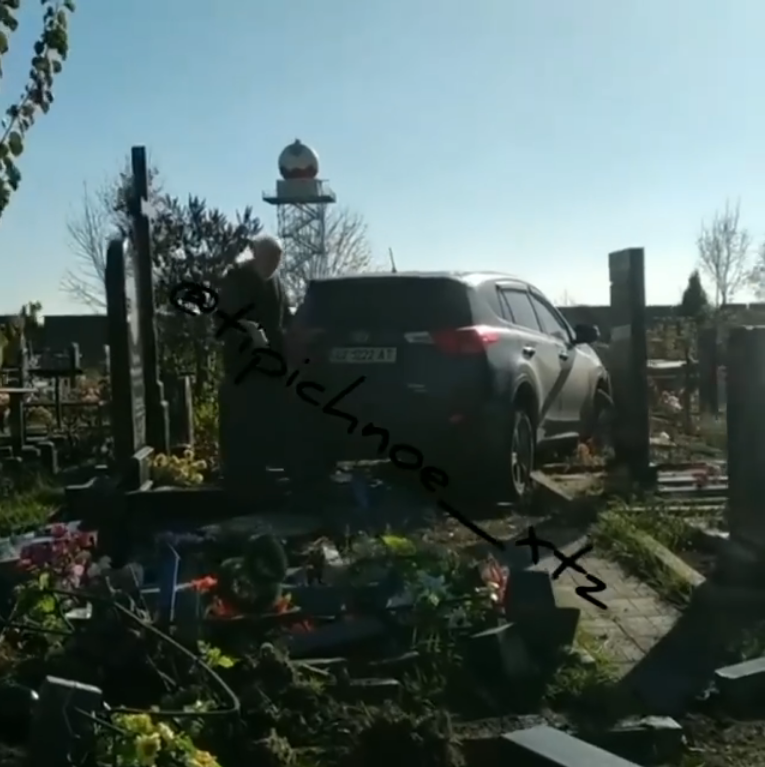 ''Ничего святого'': в Харькове священник на внедорожнике разгромил кладбище
