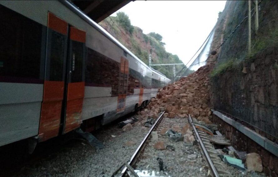 В Іспанії зсув "збив" потяг із рейок, є загиблий і поранені: усі подробиці, фото й відео