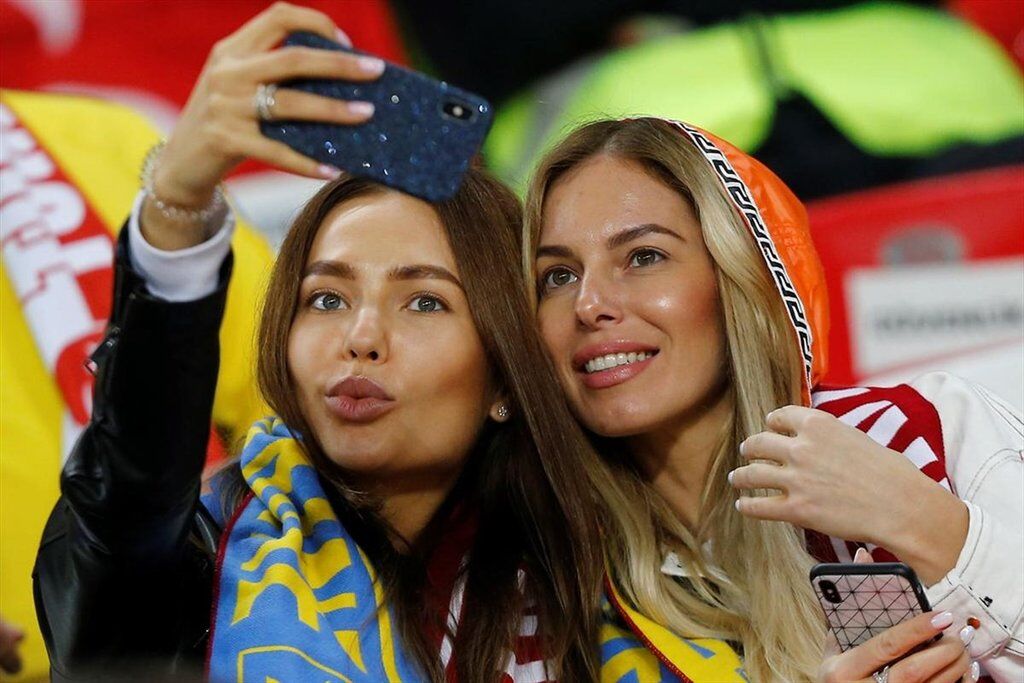 Збірну України підтримали в Туреччині ефектні фанатки: фото красунь