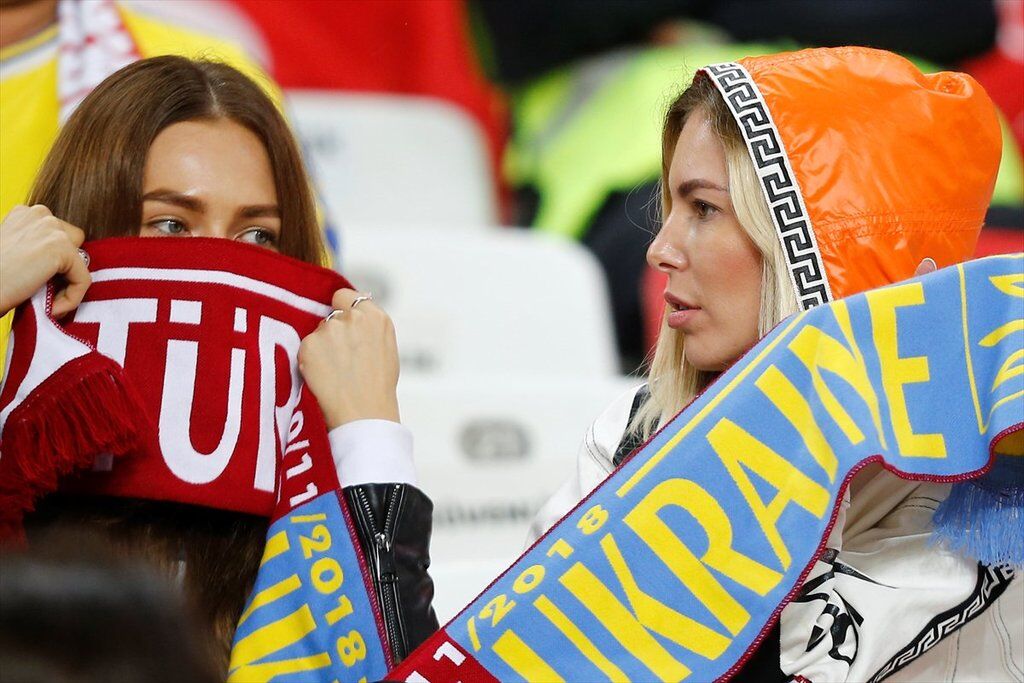 Сборную Украины поддержали в Турции эффектные фанатки: фото красоток