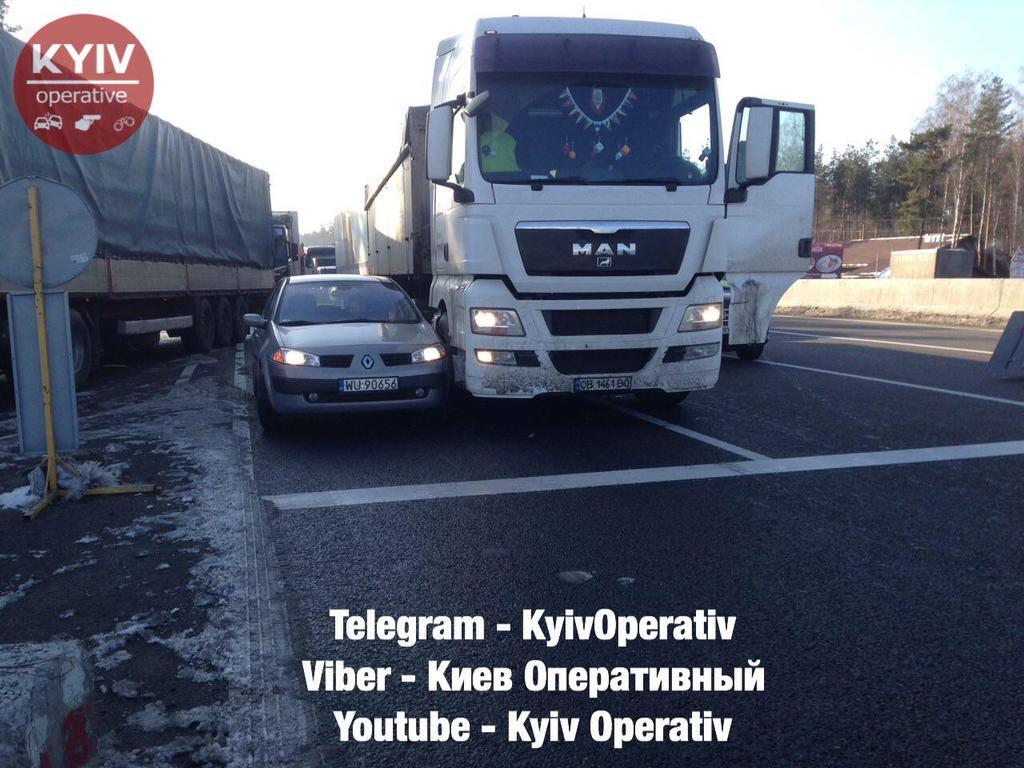 Под Киевом столкнулись сразу шесть авто: первые фото с места ДТП 