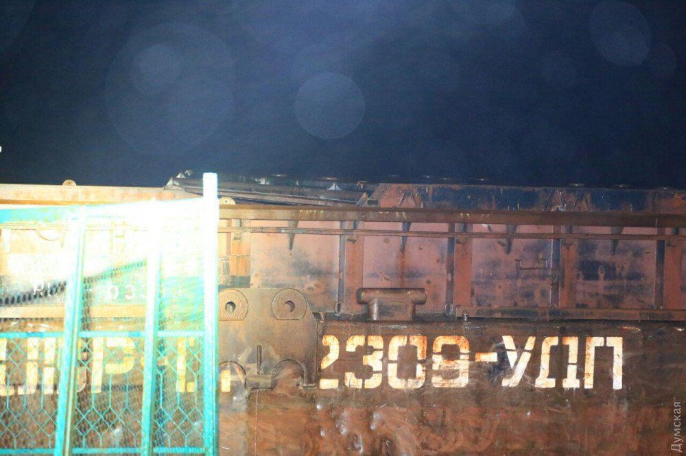 Подарок Посейдона: в Одессе прибило к берегу баржу с контрабандой из Крыма