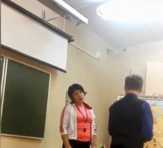 ''Ж*па все витримає!'' У Росії вчителька побила дітей скакалкою. Відео