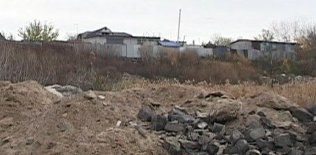 Тонны мусора и опасные отходы: под Харьковом устроили свалку возле жилых домов
