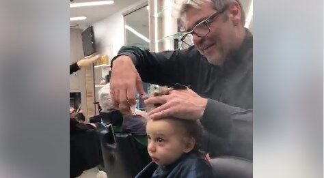 Мужчины успокоили плачущего ребенка в парикмахерской: видео стало вирусным