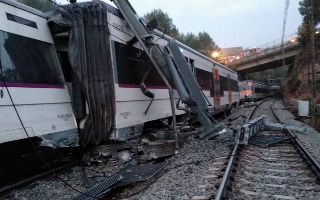 В Испании оползень сбил поезд с рельсов, есть погибший и раненые: все подробности, фото и видео