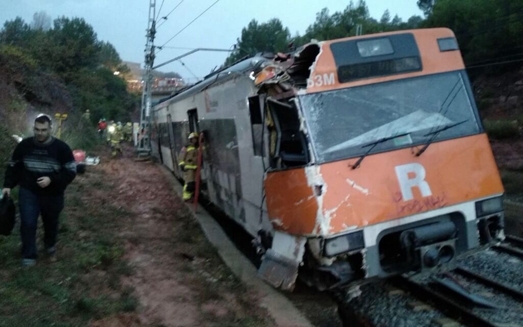 В Испании оползень сбил поезд с рельсов