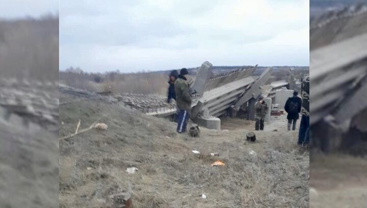 У Росії обвалився черговий міст: постраждали люди. Перші фото й відео з місця НП