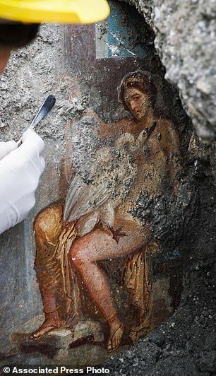 Под пеплом 2 тысячи лет: в руинах Помпеи обнаружили эротичную девушку. Фоторепортаж