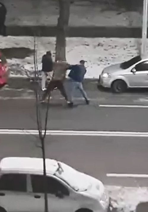 В Киеве водители устроили "бои без правил" посреди дороги