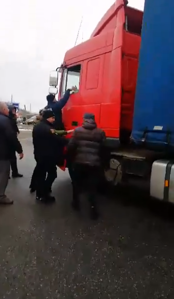  В Полтаве ''евробляхеры'' жестоко избили мужчину: момент сняли на видео