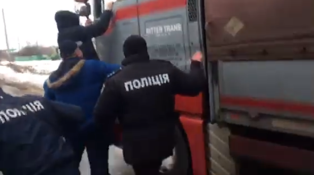  В Полтаве ''евробляхеры'' жестоко избили мужчину: момент сняли на видео