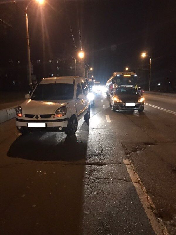 В Запорожье нетрезвый водитель въехал в припаркованный автомобиль