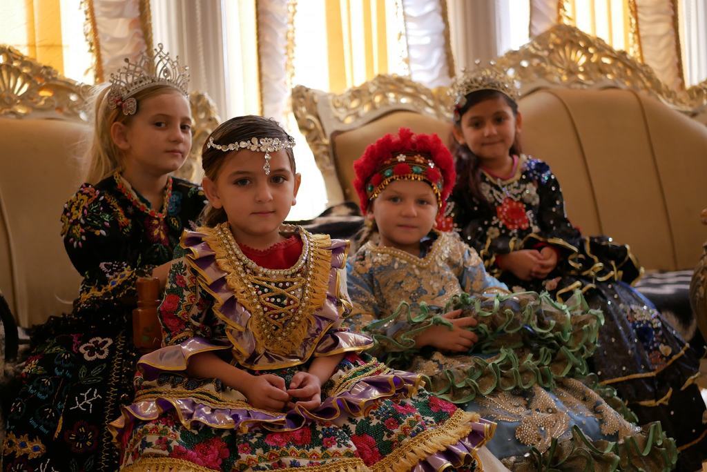 ''Рвали одяг, лупили автомобіль'': на Закарпатті роми напали на журналістів