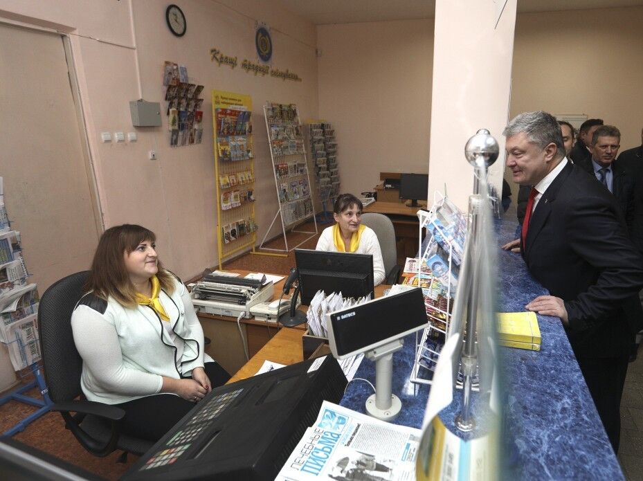 Порошенко розповів про вирішення проблеми з доставкою пенсій в Україні