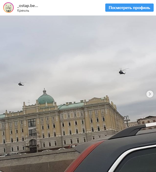 "Коїться щось дивне!" Над Кремлем злетіли військові вертольоти з людьми на мотузці. Відео
