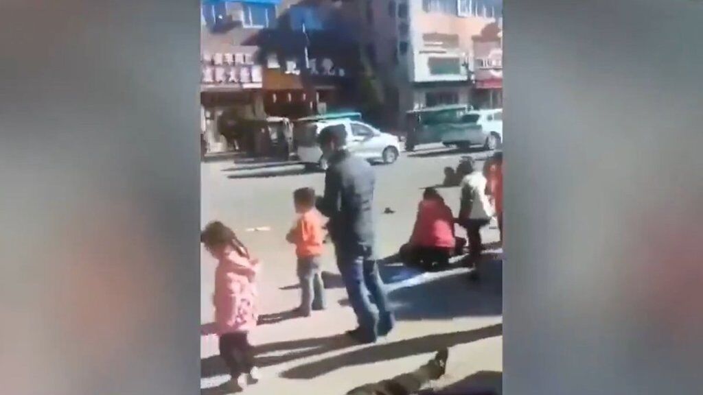 В Китае авто врезалось в толпу школьников: есть погибшие