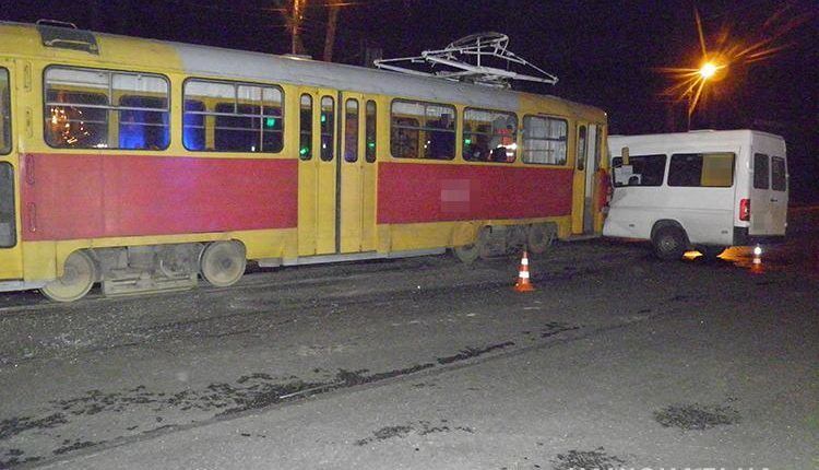 В Запорожье произошло ДТП с участием трамвая и маршрутки: 9 человек в больнице