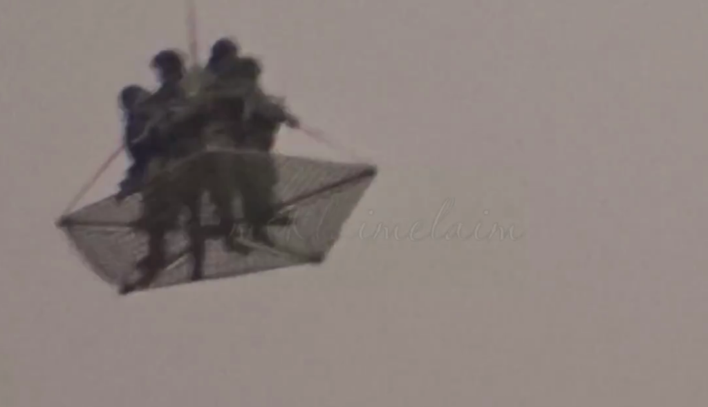 В небе над Кремлем заметили вооруженных людей: видео