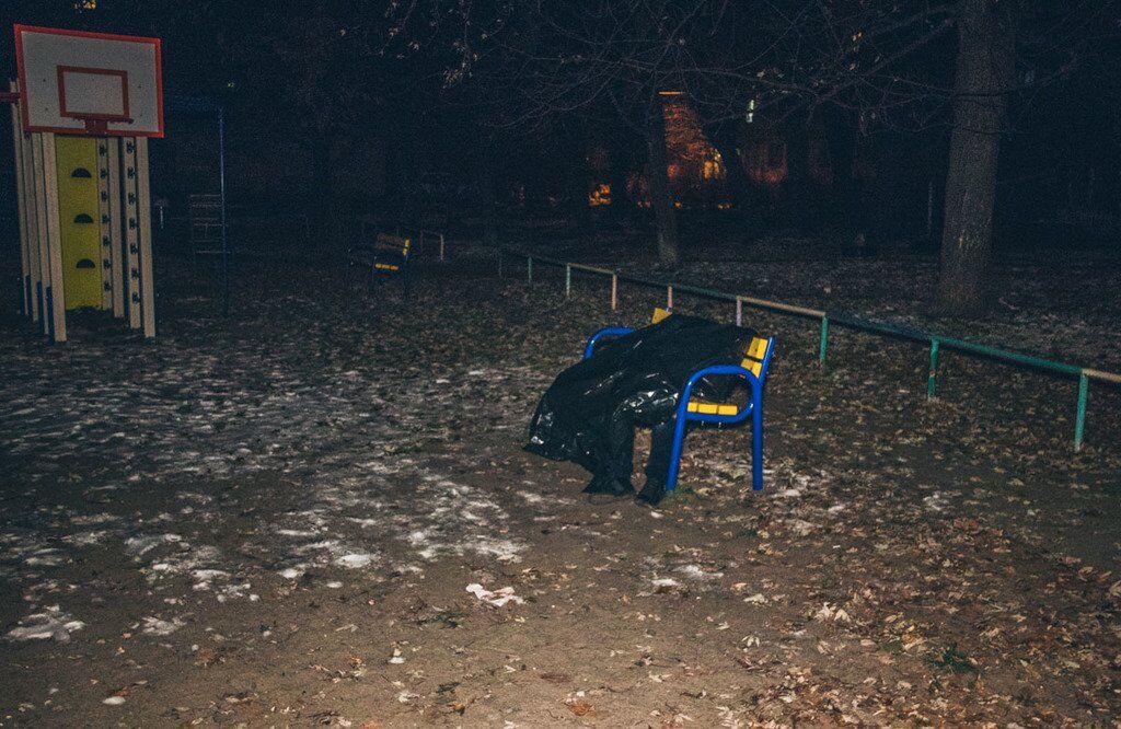 Изо рта шла пена: в Киеве на детской площадке нашли труп со спущенными штанами