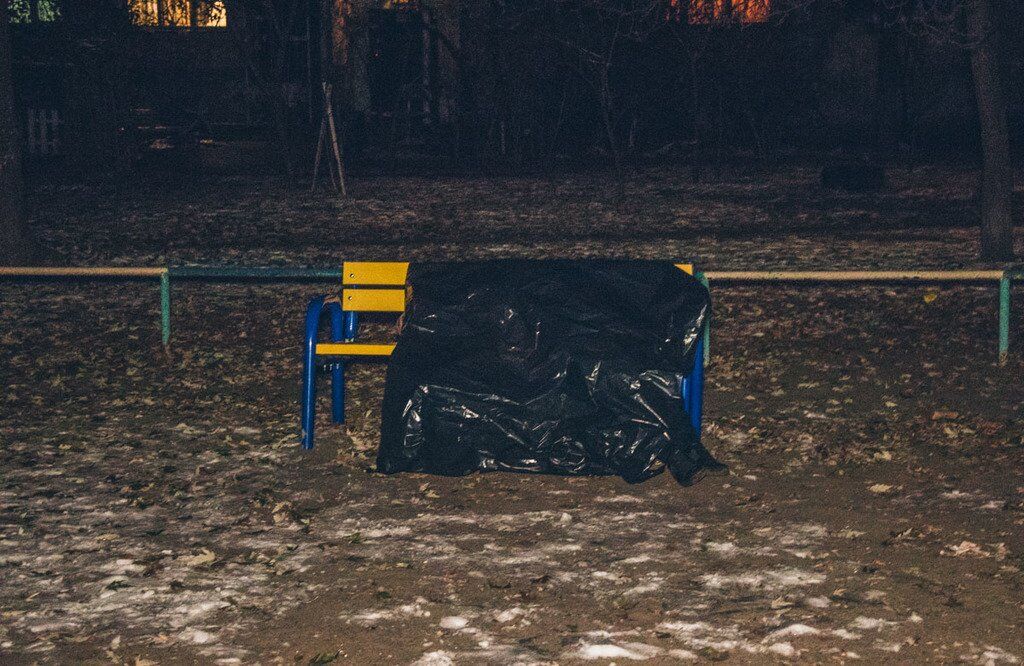 Изо рта шла пена: в Киеве на детской площадке нашли труп со спущенными штанами
