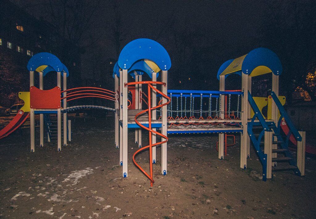 З рота йшла піна: у Києві на дитячому майданчику знайшли труп зі спущеними штанами