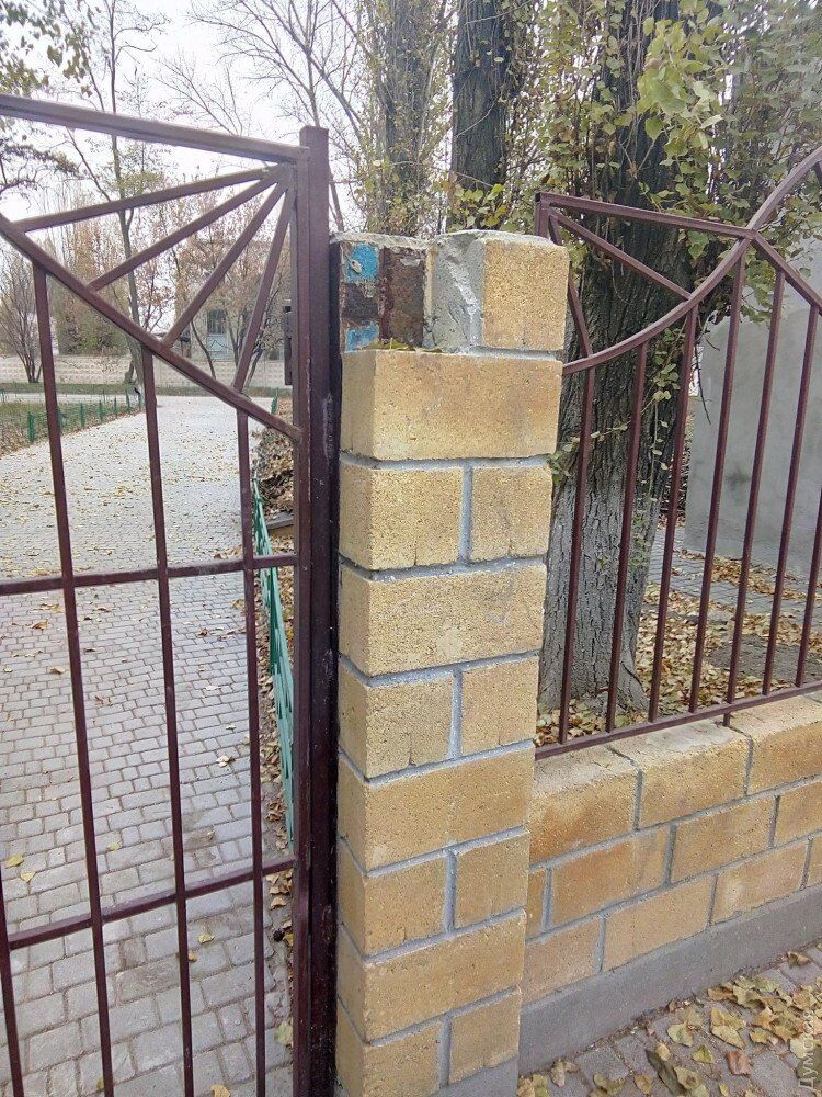 Аварійні паркани в Одесі