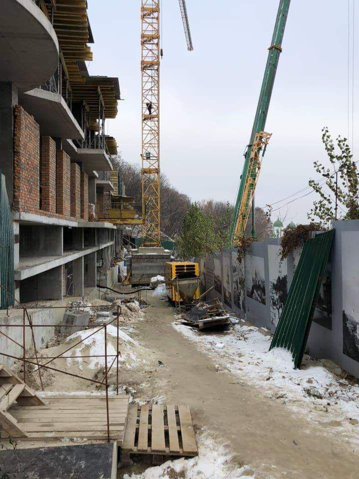 Город демонтирует незаконно размещенный строительный кран на Андреевском спуске - КГГА