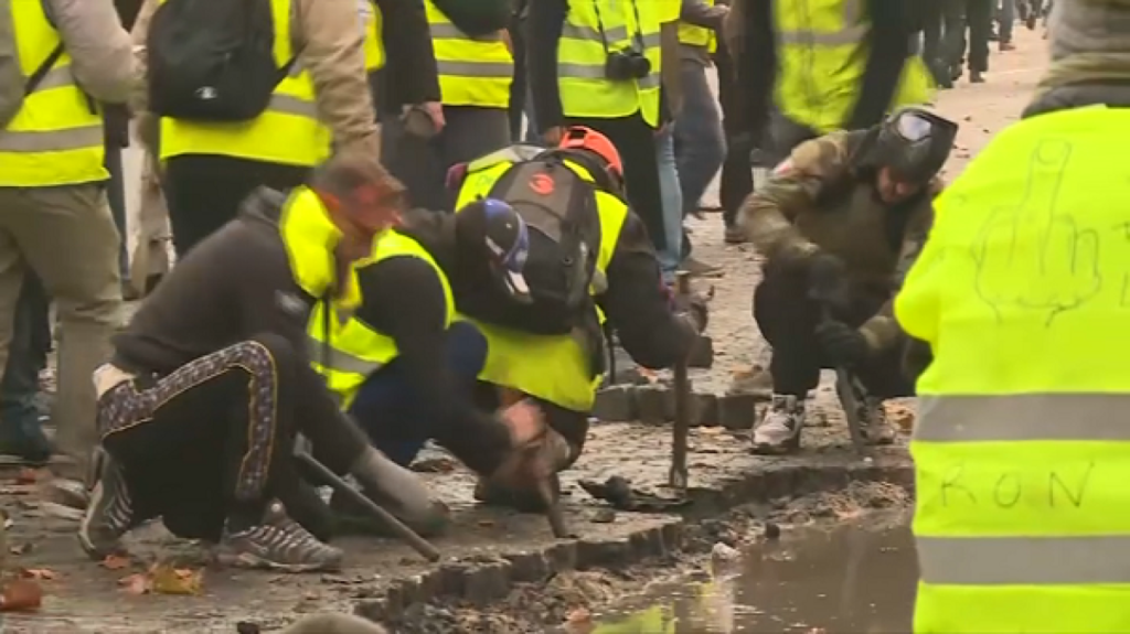 Паливний ''Майдан'' у Франції: у хід пішли сльозогінний газ і водяні гармати