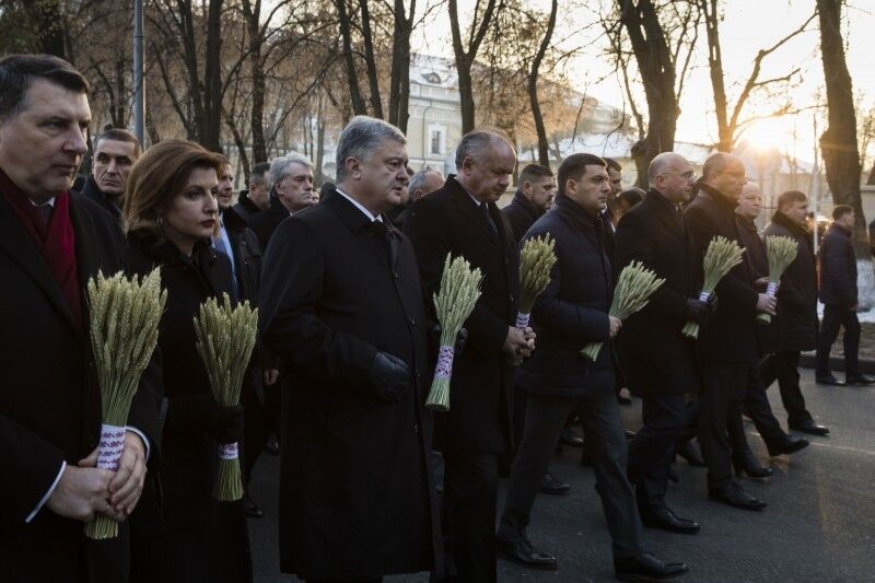 ''Ненавидять і бояться Україну'': Порошенко назвав Росію відповідальною за Голодомор