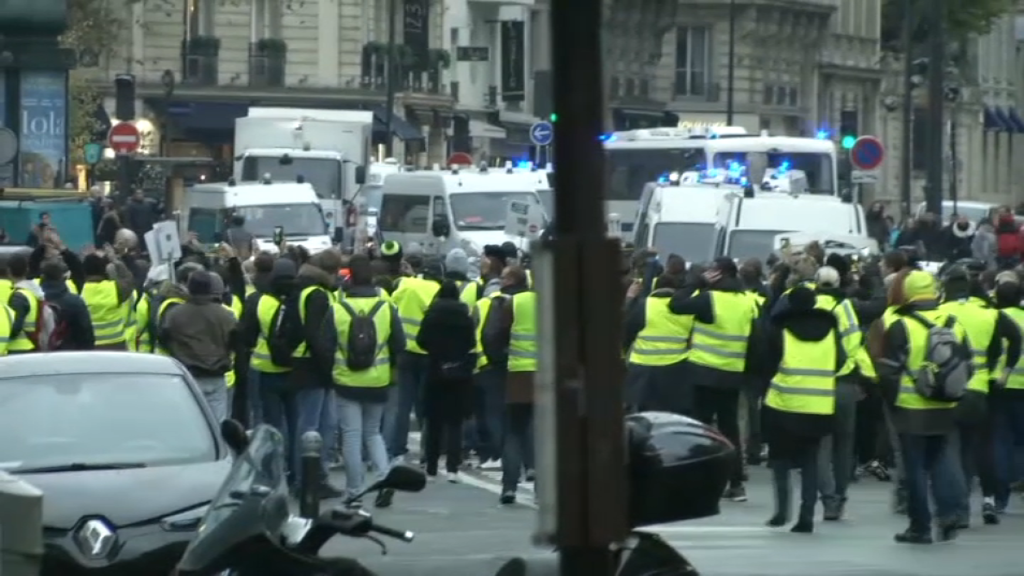  Топливный ''Майдан'' во Франции: в ход пошли слезоточивый газ и водяные пушки