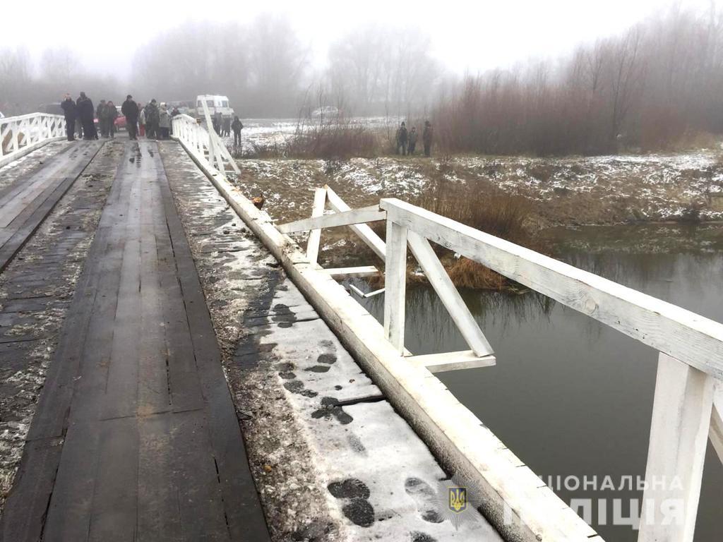 На Рівненщині сталася п'яна ДТП: авто злетіло з мосту і вбило людей