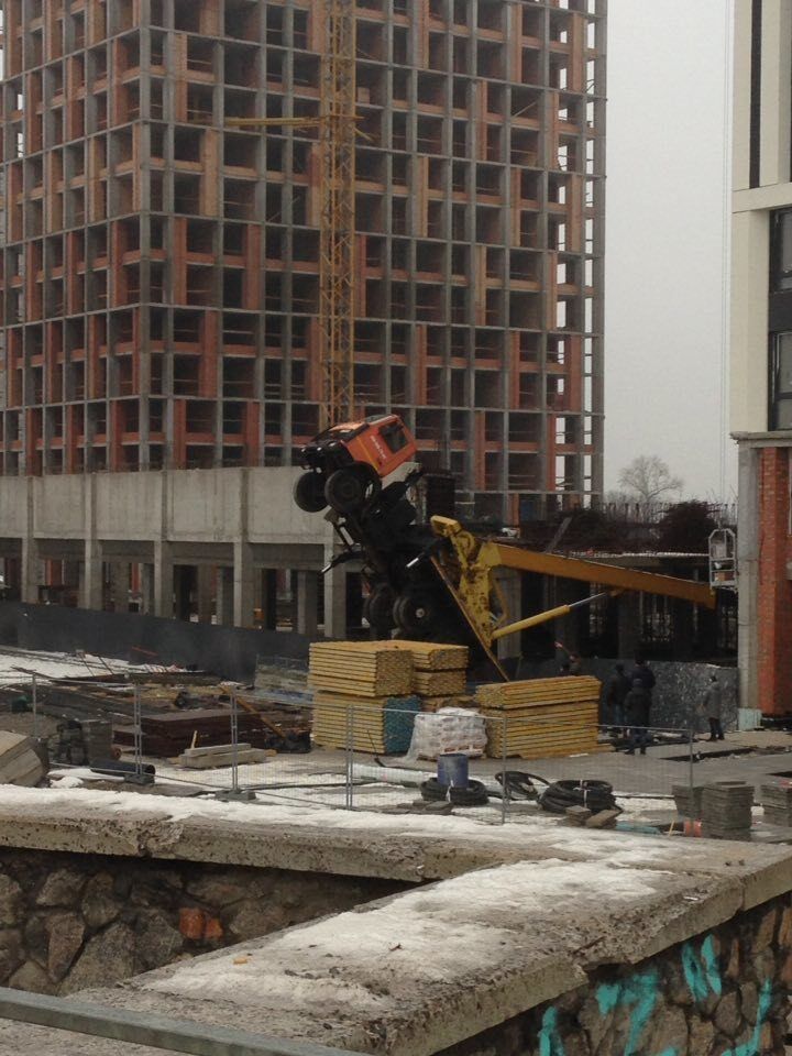 Людей придавило арматурой: в Киеве произошло смертельное ЧП с подъемным краном. Фотофакт