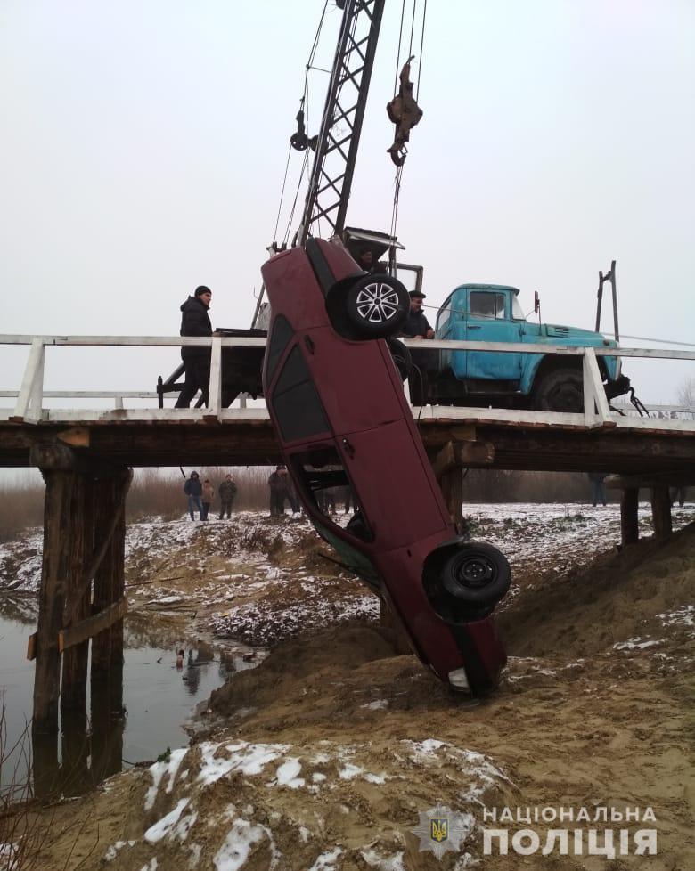  На Ривненщине произошло пьяное ДТП: авто слетело с моста и убило людей