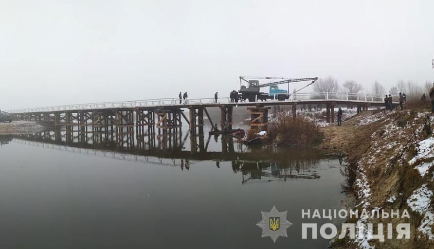 На Рівненщині сталася п'яна ДТП: авто злетіло з мосту і вбило людей