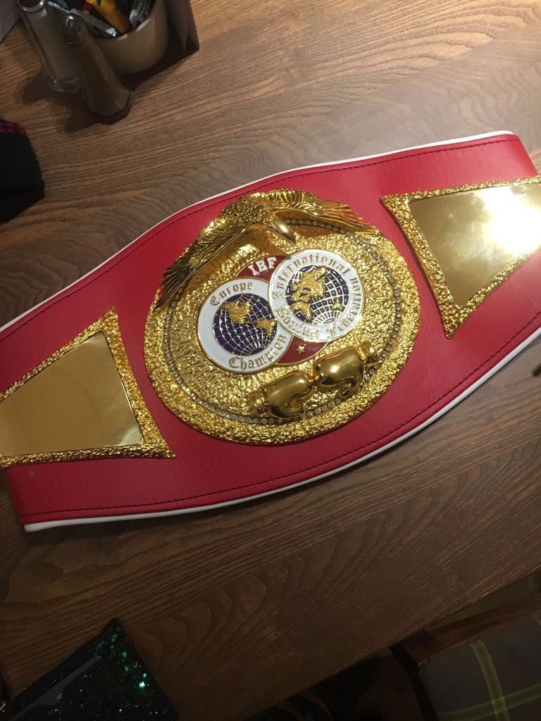 Чемпіон світу з боксу продає пояс IBF, щоб купити подарунок синові