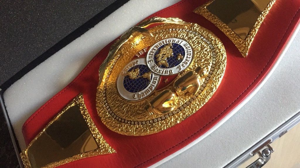 Чемпион мира по боксу продает пояс IBF, чтобы купить подарок сыну