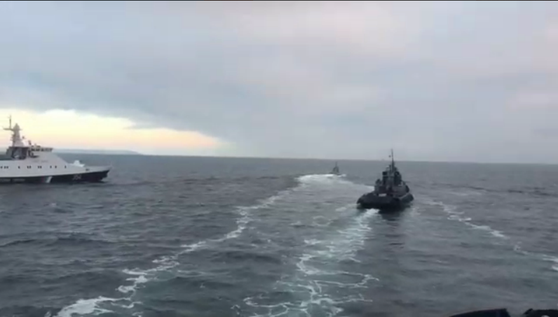 ''Дави его, бл*дь!'' Появилось видео тарана кораблем РФ украинского буксира