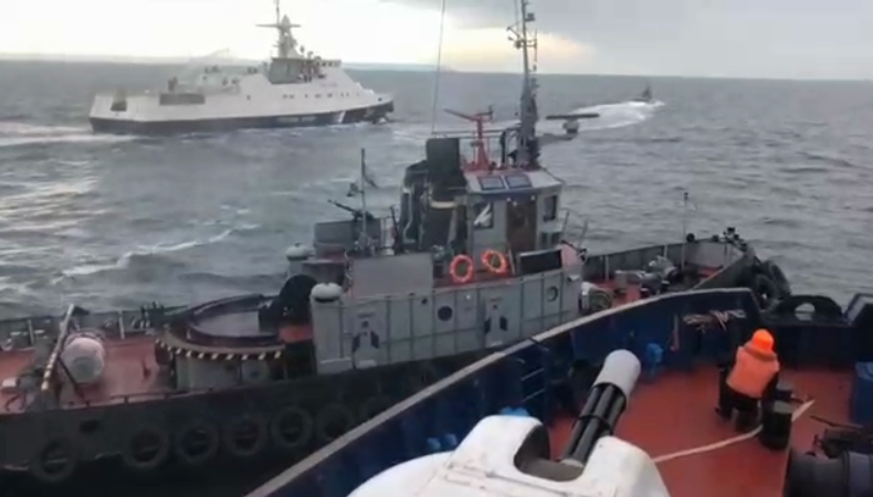 ''Дави его, бл*дь!'' Появилось видео тарана кораблем РФ украинского буксира