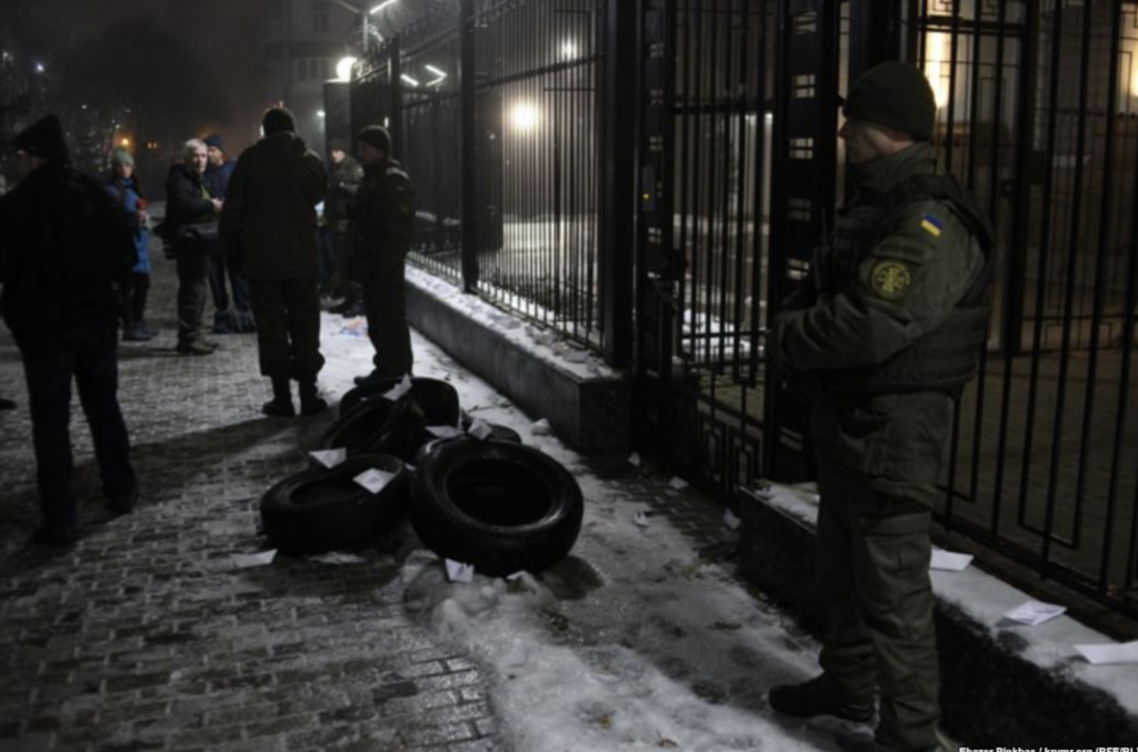 Другий Майдан? У Києві під посольство Росії принесли шини