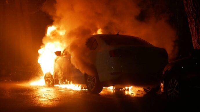 Под посольством РФ в Киеве подожгли авто дипломата