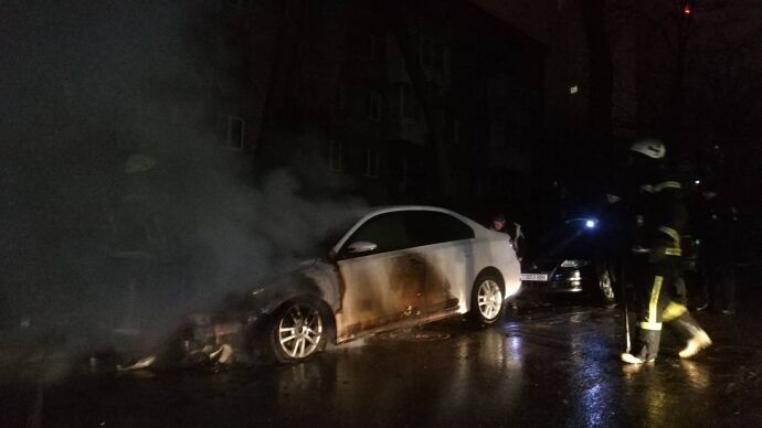 Відповідь за Азов? Під посольством Росії у Києві підпалили авто дипломата