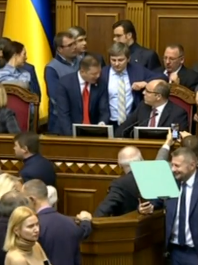 Военное положение в Украине: Рада открылась скандалом. Онлайн-трансляция