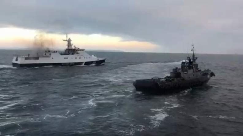 Российские пограничники берут на таран буксир ВМС Украины