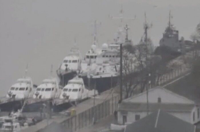 Виставили у центрі Керчі: з'явилися перші фото і відео захоплених кораблів ВМС
