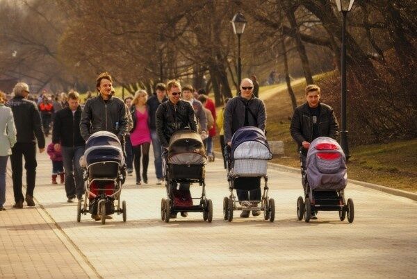 В Украине хотят обязать отцов гулять с колясками