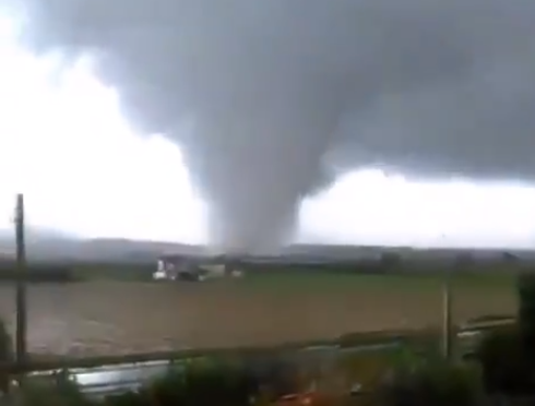Юг Италии накрыла разрушительная стихия: устрашающие фото и видео