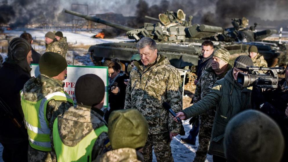 Петро Порошенко розмовляє із українськими солдатами біля російського кордону