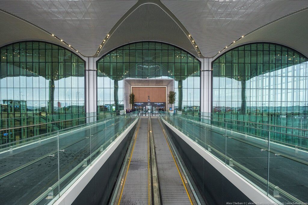 Путешественник показал, как выглядит самый большой аэропорт в мире: впечатляющие фото