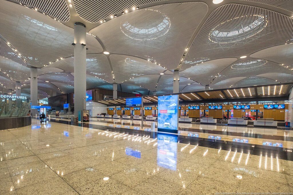 Мандрівник показав, як виглядає найбільший аеропорт у світі: вражаючі фото
